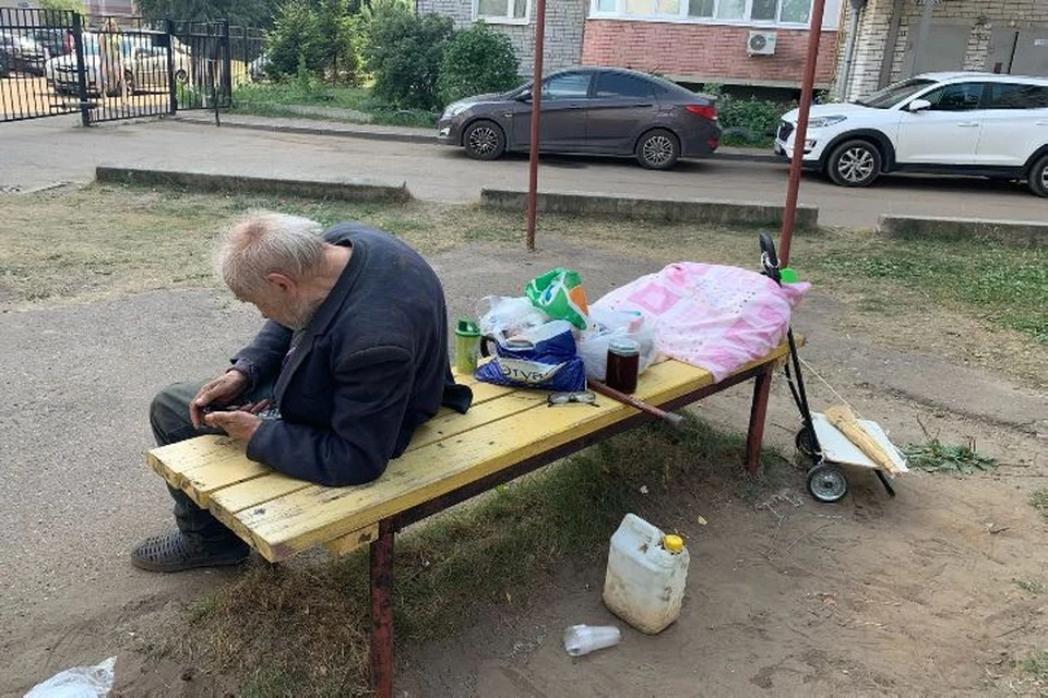 Алексей Степанович переехал жить на лавочку во дворе и следит за вывозом вещей из съемной квартиры.