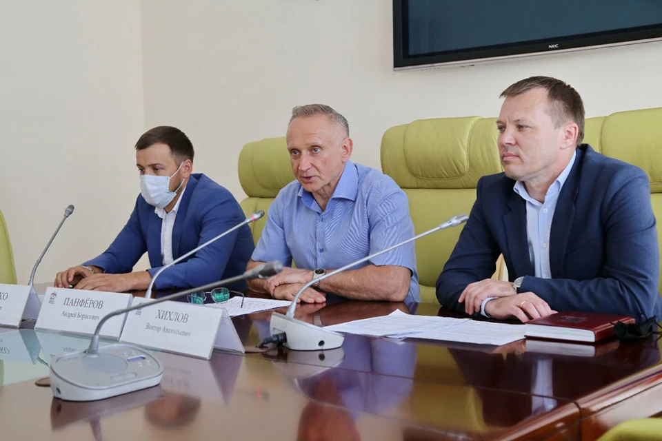 Игорь Титаренко, Андрей Панферов и Виктор Хихлов. Фото предоставлено пресс-службой НРО партии «Единая Россия».