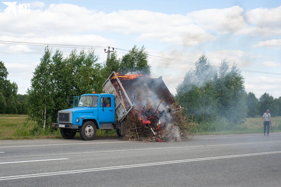 Мужчине пришлось сбросить груз на землю.