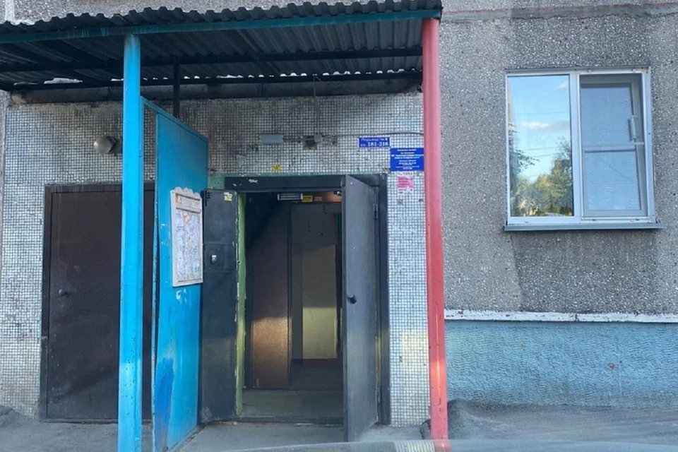 Горожане пытаются избавиться от жуткого запаха. Фото: "АСТ-54".