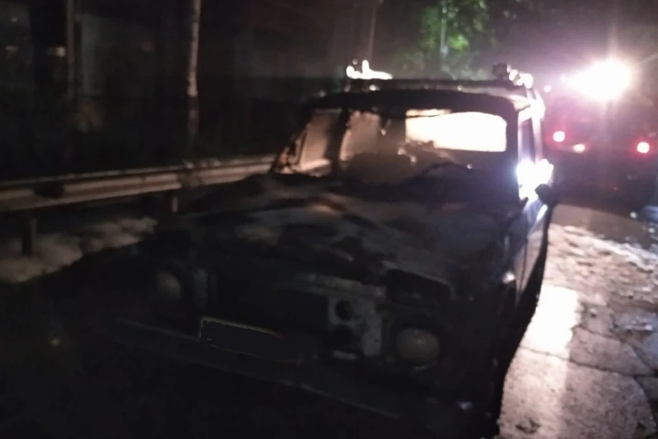 Автомобиль «Нива» сгорел посреди проезжей части в ЕАО. Фото: МЧС ЕАО