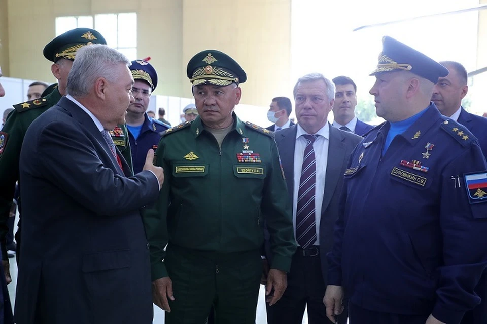 Во время рабочего визита гостя сопровождал губернатор Василий Голубев. Фото: сайт правительства РО