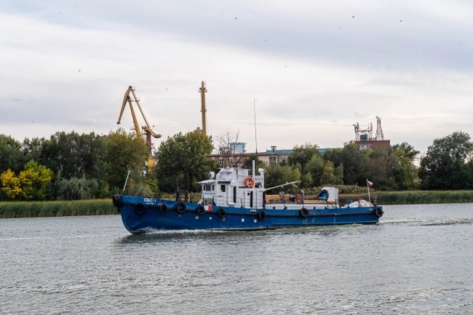 Моряки ждут буксир, который снимет сухогруз с мели