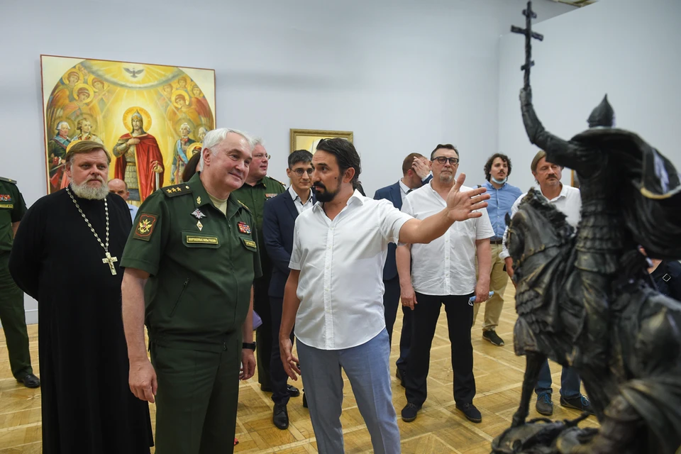 В экспозиции выставки показаны монументальные скульптуры, бронзовые барельефы, художественные полотна, эскизы мозаик, современные иконы, эксклюзивные работы
