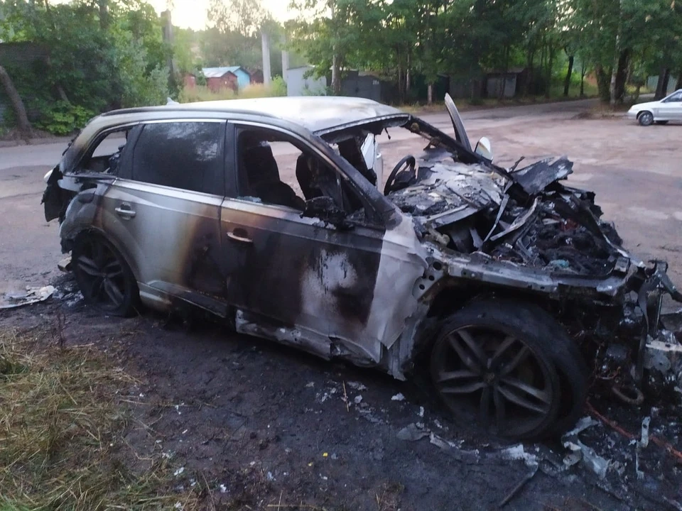 В Ярцеве сгорел припаркованный у гостиницы Audi Q7. Фото: ГУ МЧС России по Смоленской области.