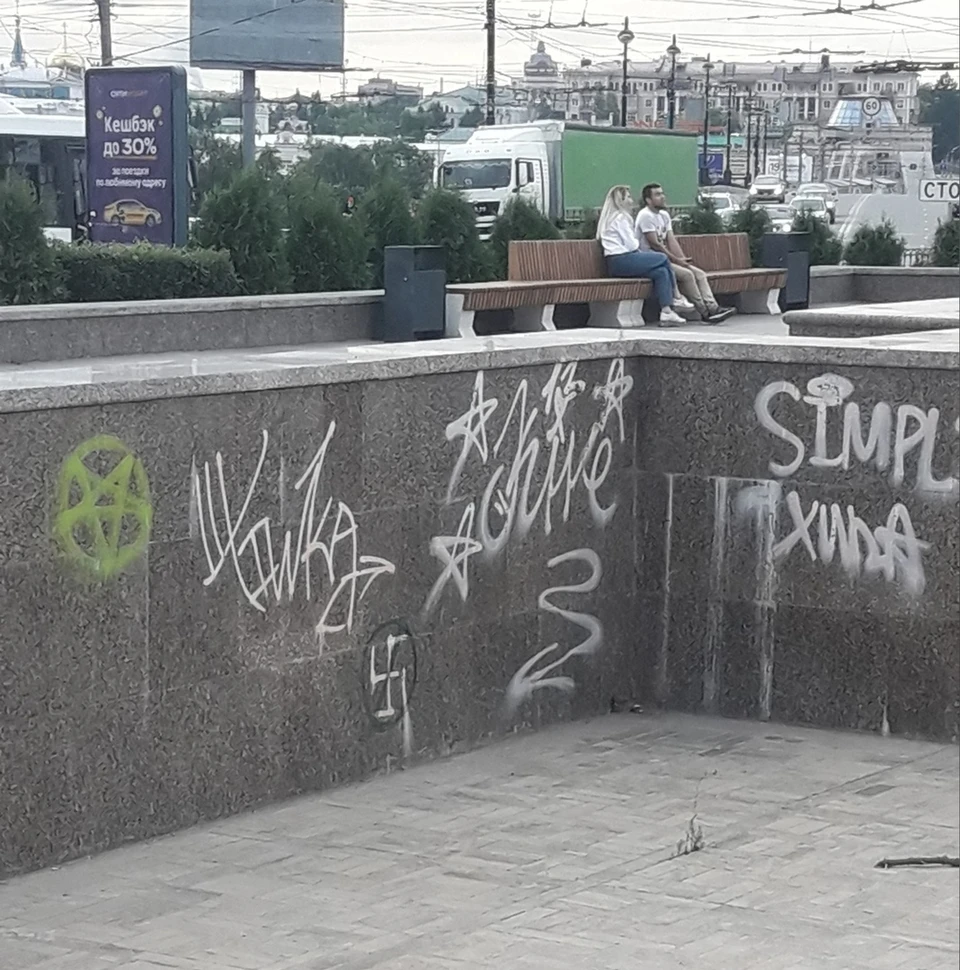 Омичи заметили надписи на фонтане в центре. Пока их не убрали.