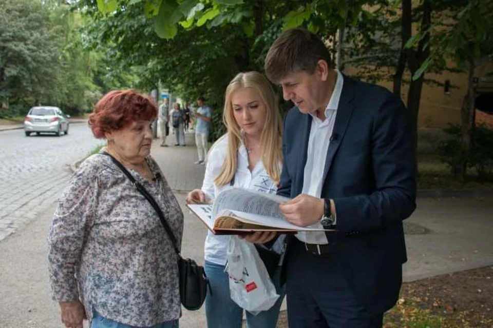 Андрей Кропоткин общается с калининградцами.