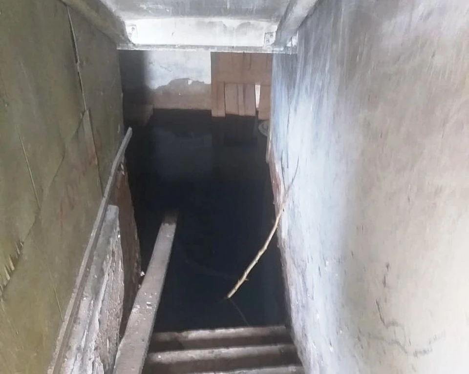 В подвале уже долгое время постоянно стоит вода.