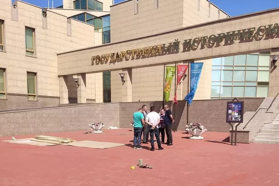 В конце июня монтаж памятника отложили на неопределенный срок из-за того, что у рабочих не было разрешительных документов. Фото: Юрий Латышев