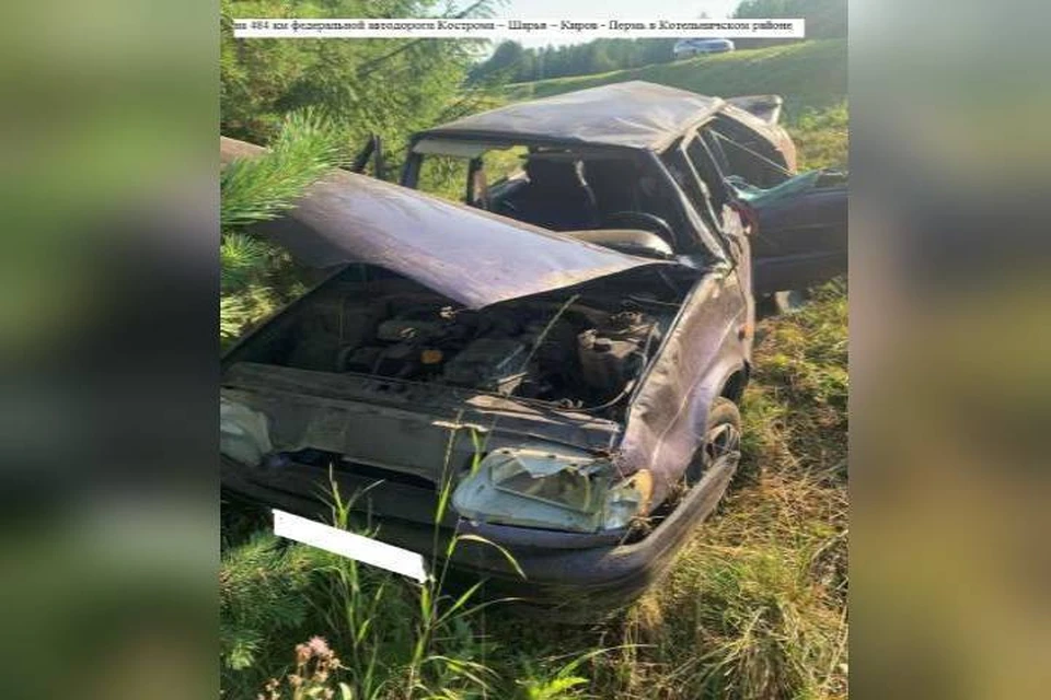 После опрокидывания автомобиль получил серьезные повреждения. Фото: vk.com/gibdd43