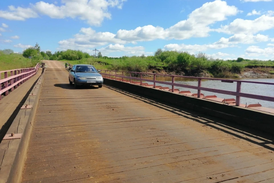 С 20 июля и до поднятия уровня воды в Чепце транспорт не сможет проехать по наплавному мосту. Фото: vk.com/mo_kirovochepetsk