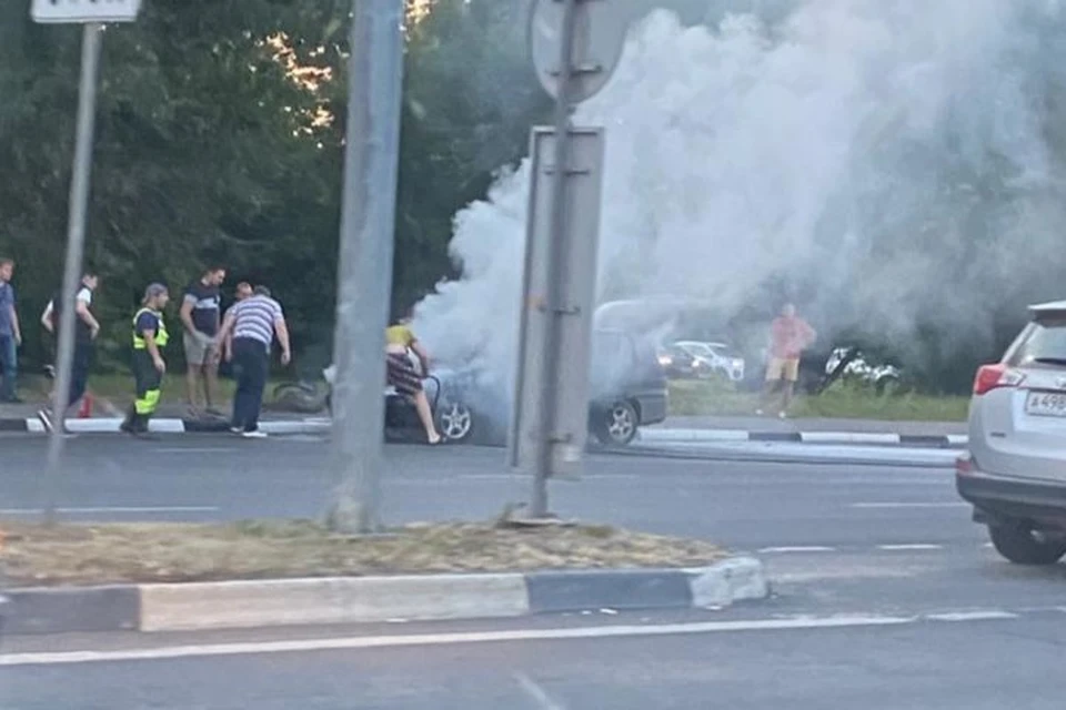 На Московском проспекте в Ярославле загорелся автомобиль. ФОТО: читатель КП