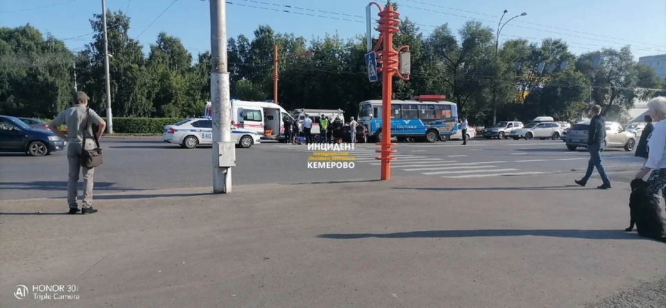 В Кемерове столкнулись маршрутка и легковой автомобиль. Фото: ВКонтакте/incident_42.