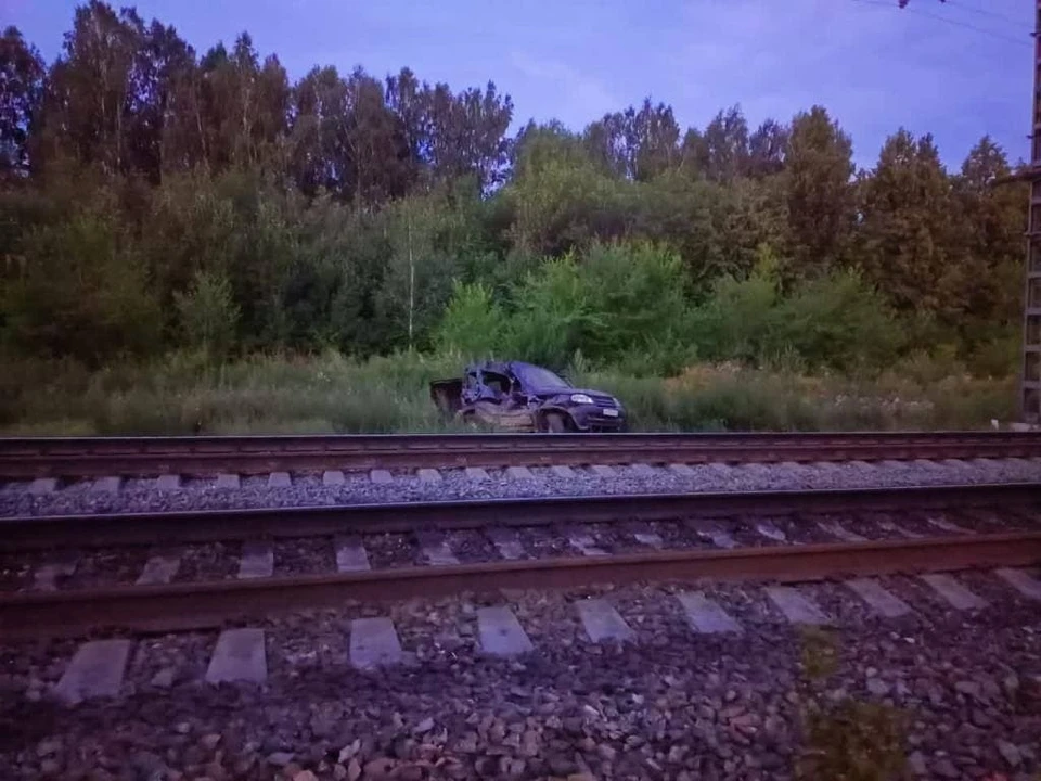 Поезд врезался в оставленный владельцем автомобиль. Фото: Уральская транспортная прокуратура