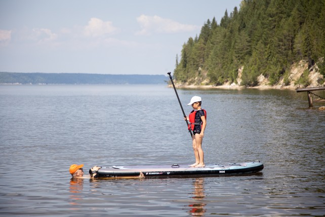 Детям всегда очень интересно открывать для себя все новое, поэтому поплавать на сапборде не будет для них скучным.