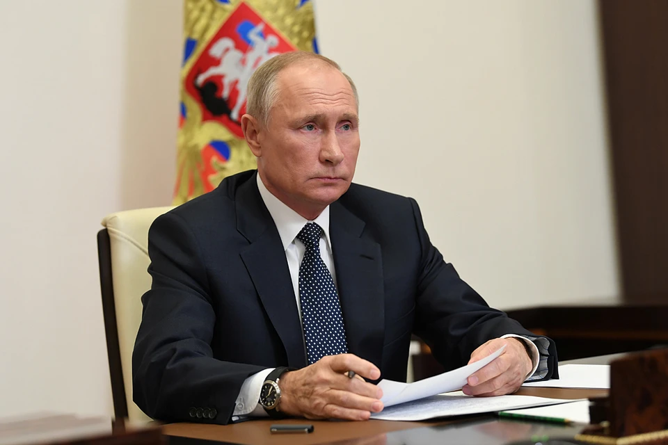 Президент Путин попросил доложить о работе пожарных структур в Якутии, Карелии и Челябинской области.