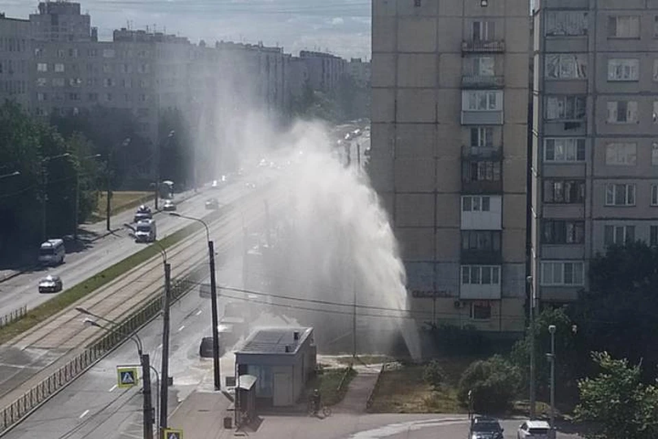 Огромный фонтан вырвался из-под земли в Купчино