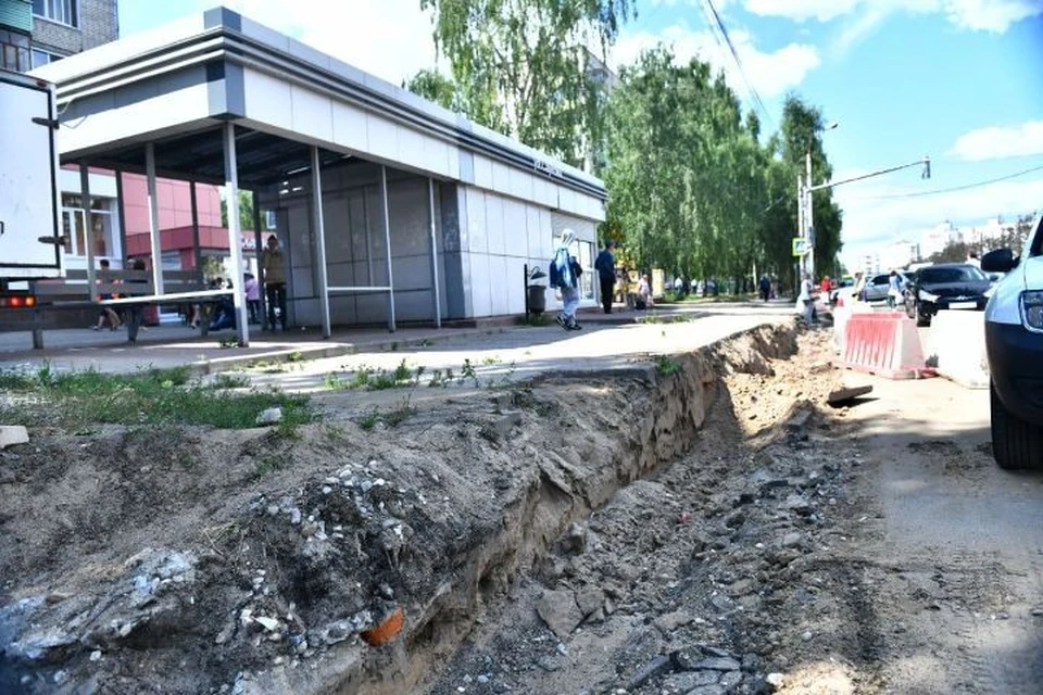 Проезжая часть полностью разрыта, в том числе и пешеходная зона.