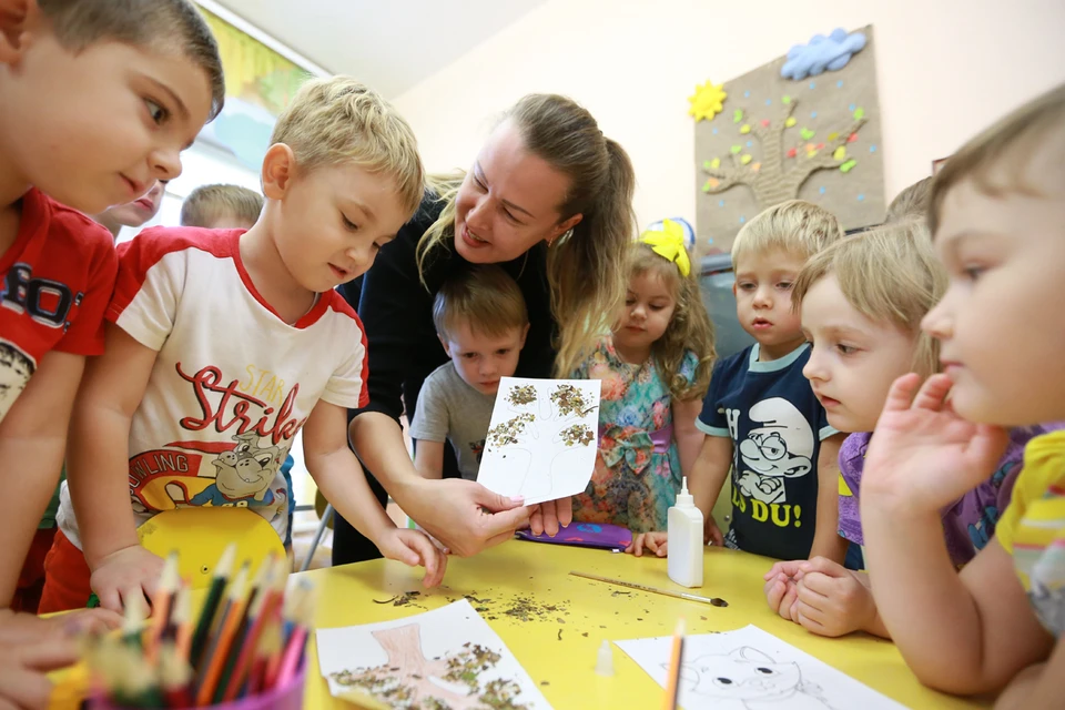 Россияне предлагают усилить социальную поддержку семей с детьми и увеличить число мест в детских садах и школах.