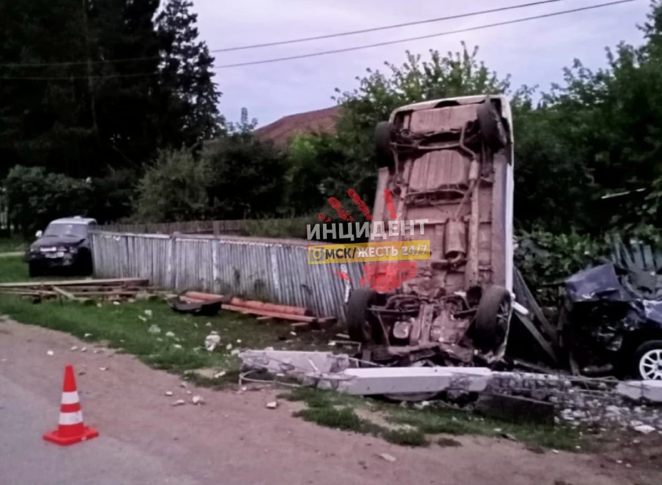 Пьяный гонщик разнес чужой палисадник и две машины. Фото: «Инцидент Омск»