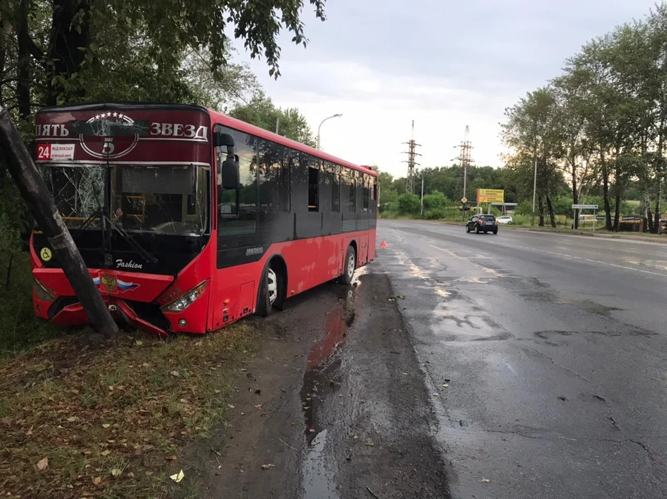 Рейсовый автобус врезался в столб в Хабаровске