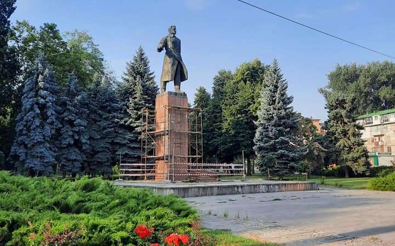 Идет ремонт памятника Сергею Лазо и прилегающей к нему территории. Фото: Facebook (Николай Русол)