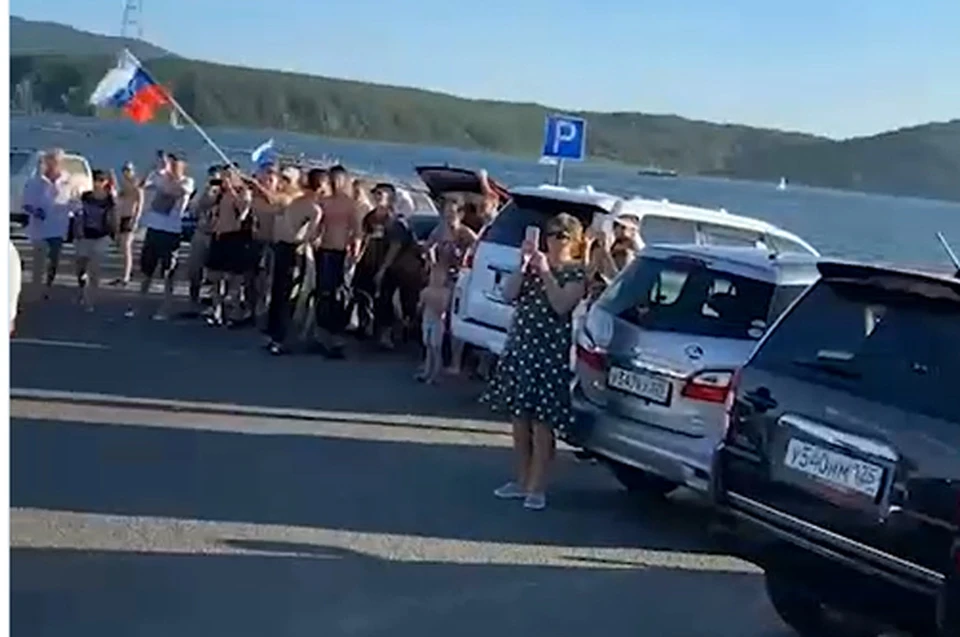 Десятки автомобилей и сотни людей с российскими флагами собрались на набережной города и запустили мощную звуковую волну в сторону Японии. Фото: кадр видео.