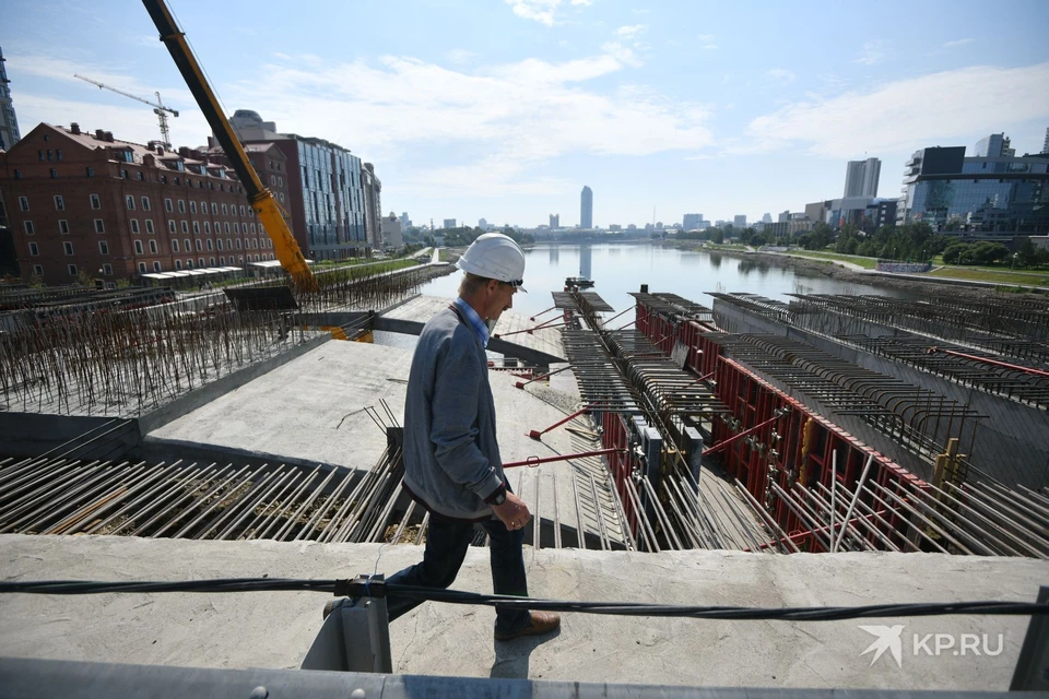 Пока реконструкция на мосту не закончится, набережную в порядок привести не получится.