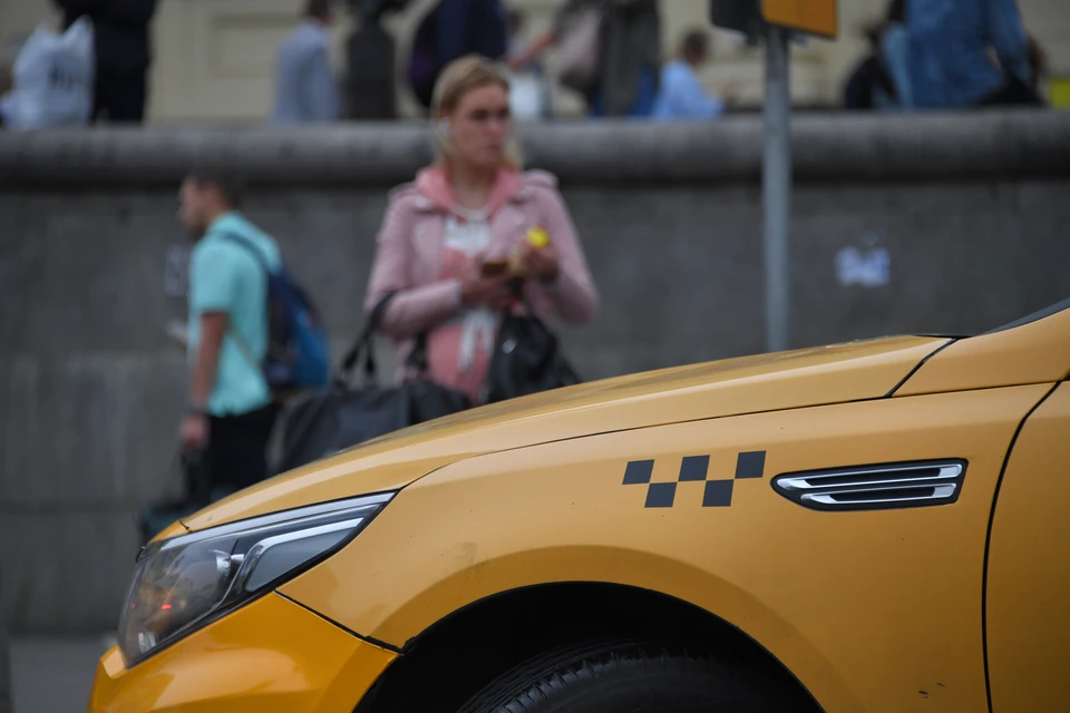 В Подмосковье начали отстранять от заказов таксистов без QR-кода