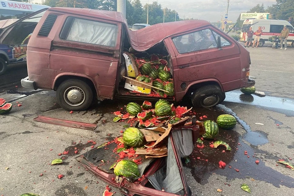 Фотофакт. В Минске на проспекте Независимости опрокинулся и загорелся ...