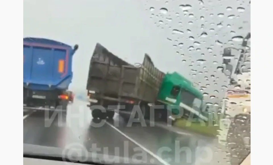 Под Тулой большегруз вылетел в кювет