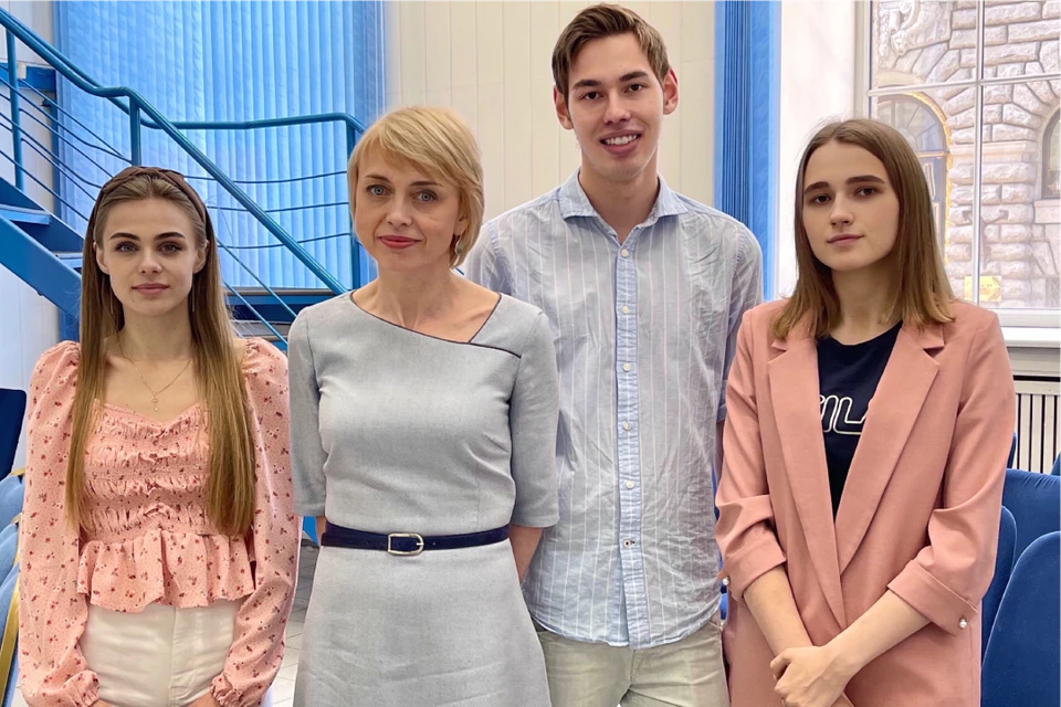 Профессор кафедры СПбГУПТД Анна Михайловская со студентами. Фото предоставлено СПбГУПТД.