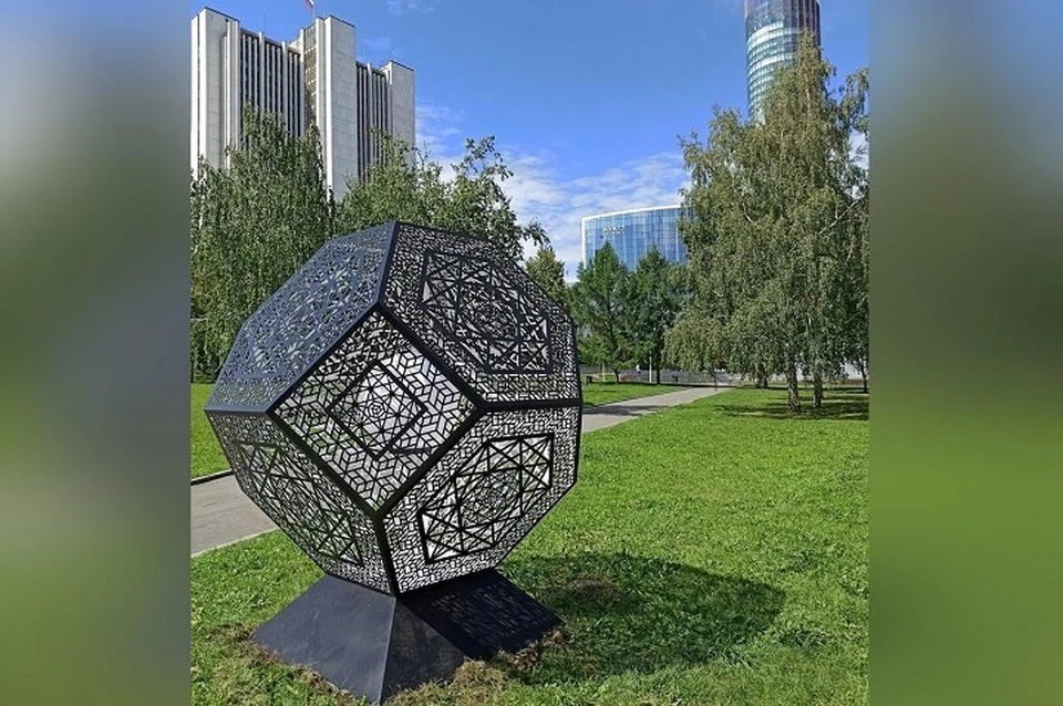 Фонари поставили в сквере у Драмтеатра. Фото: паблик "Интересный Екатеринбург" в ВК