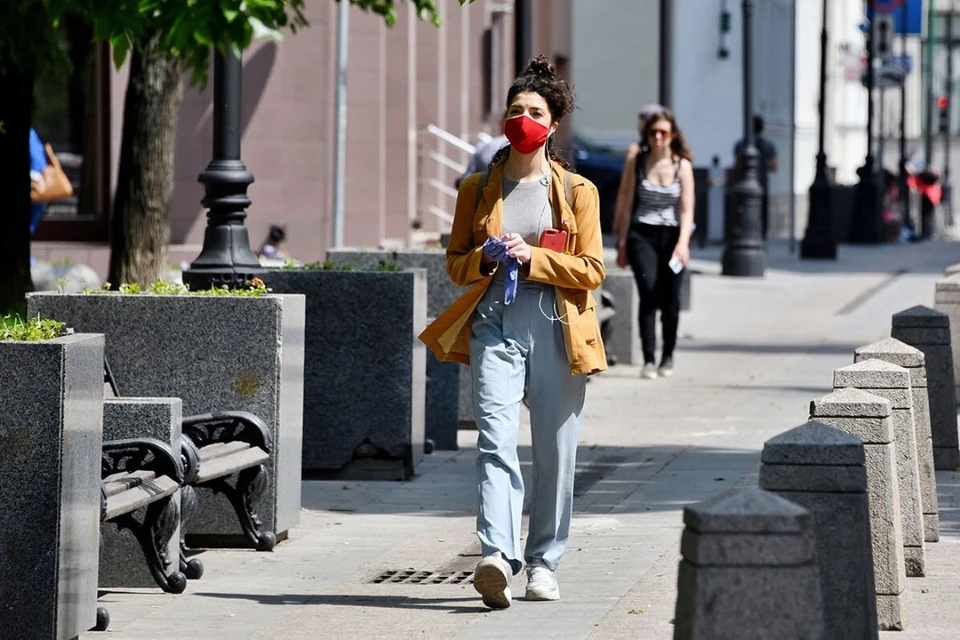 Для профилактики COVID-19 по-прежнему необходимо носить маски для защиты органов дыхания. Фото: Ю. Иванко / Mos.ru