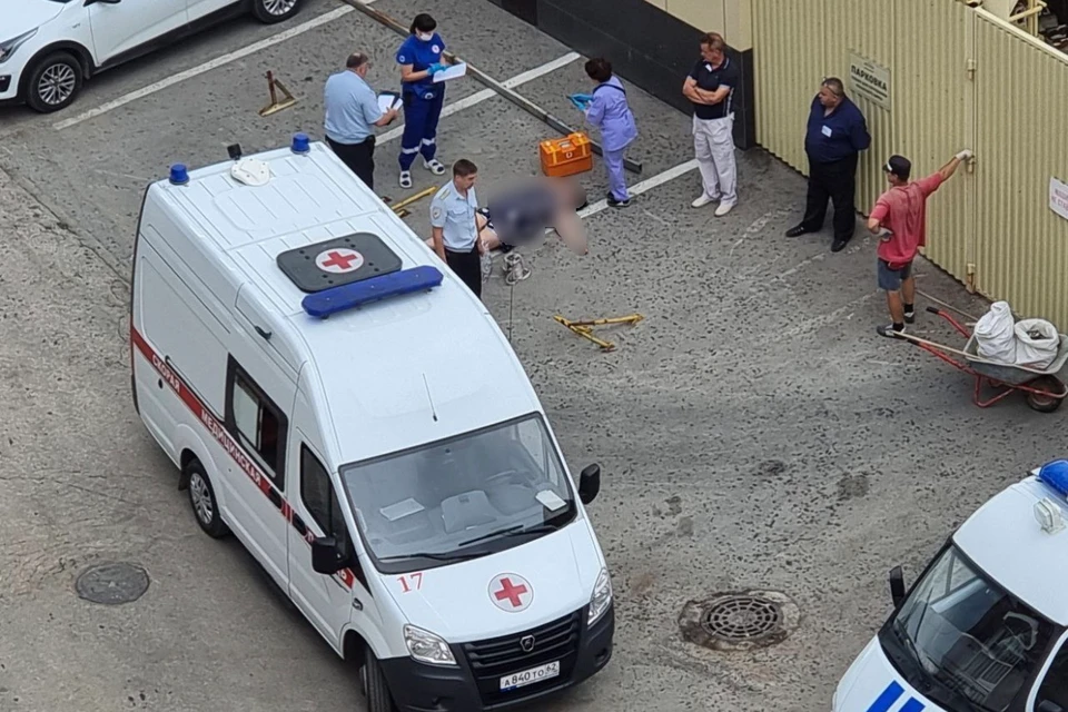 На парковке в центре Рязани умерла женщина. Фото: телеграм-канал "аТипичная Рязань".