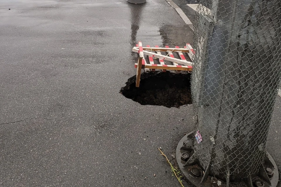 На Яхтенной улице образовалась дырка в асфальте. Фото: vk.com/spb_today / Влад Тищенко
