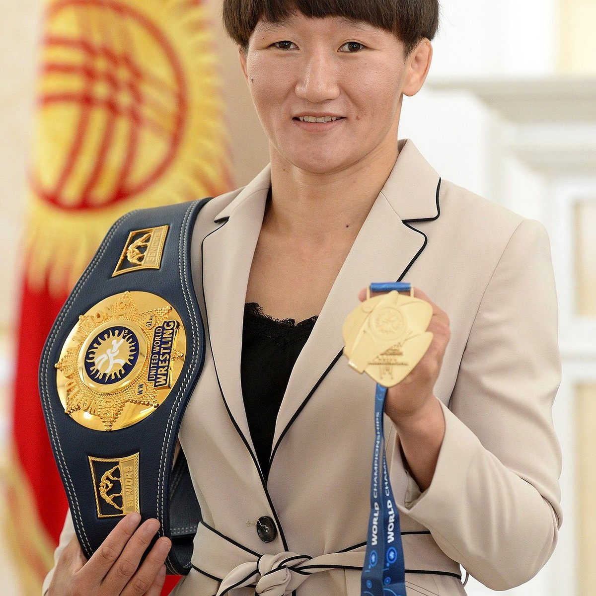 Үстел астындағы пизканы жалау