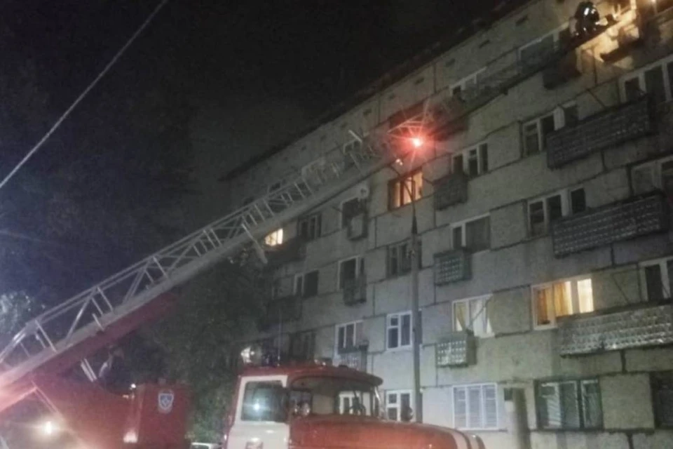 Четырех человек спасли из горящей многоэтажки в Усть-Илимске