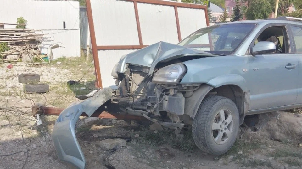 В Саратове машина не разъехалась с забором
