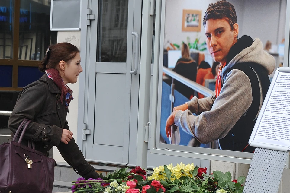 Сентябрь 2014 года. Цветы в память об Андрее Стенине у здания МИА "Россия сегодня".