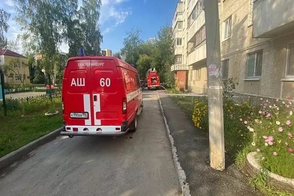Пожар на Стахановской случился в четверг вечером. Фото: ГУ МЧС по Свердловской области
