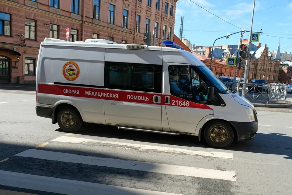 Во Всеволожске мужчине сломал ногу оторвавшийся от эвакуатора трос.