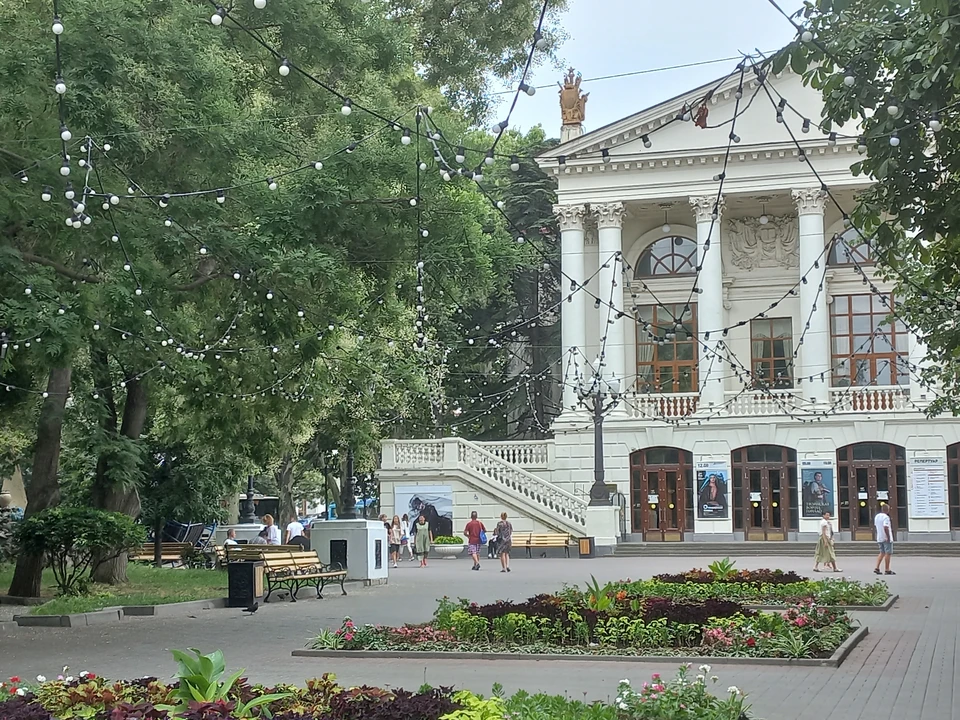 Центр Севастополя, театр имени Луначарского