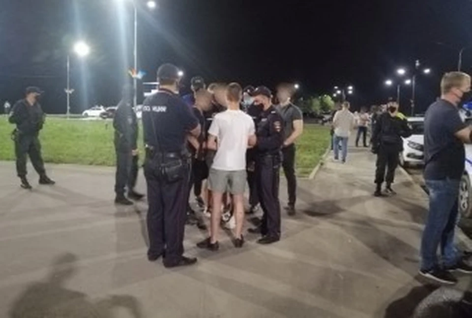 Один из мужчин ругался матом.