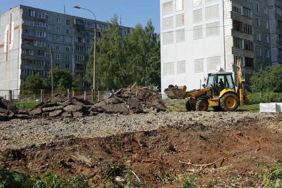 Сейчас подрядчик демонтирует старую хоккейную коробку и вывозит мусор с территории. Фото: admkirov.ru