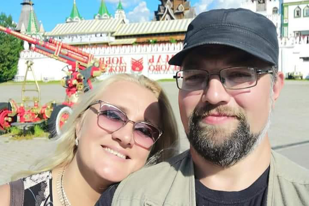 Женщина переходила железную дорогу вместе с супругом