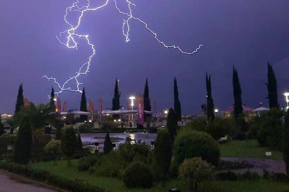 Погода в хайфе на 10. Гроза в Баку 2021. Гроза в Дубае. Гроза Сочи 2012 фото. Гроза в Батуми.