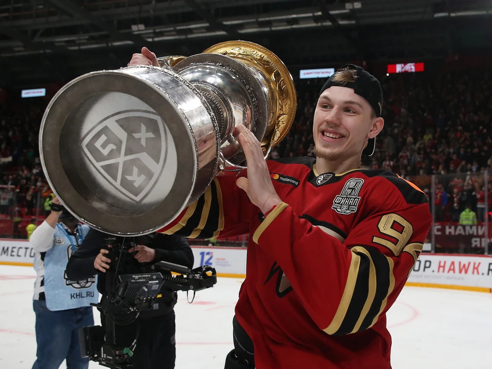 Кирилл Семенов после победного сезона принял решение продолжить карьеру в НХЛ.