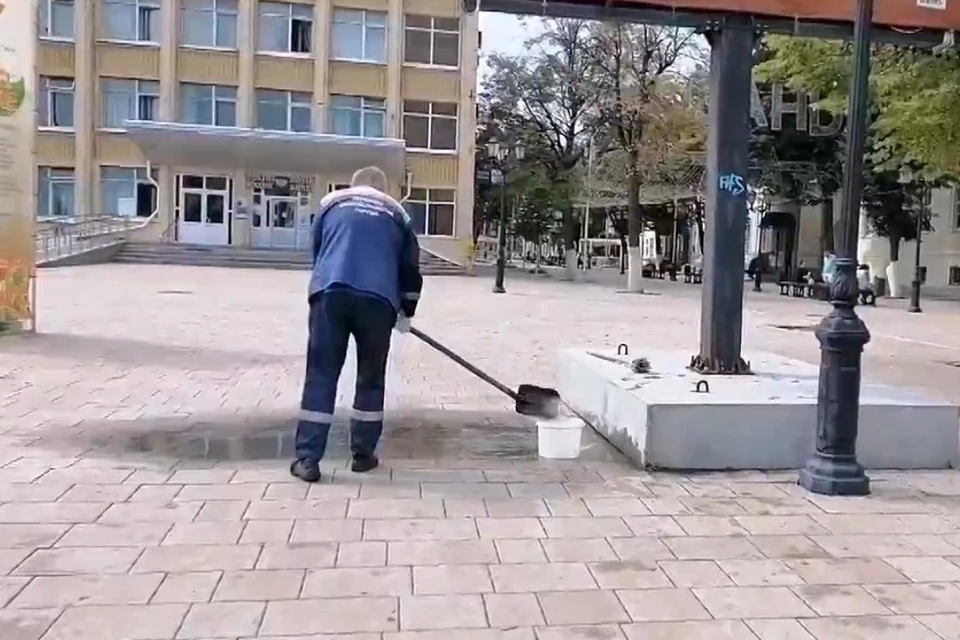 С лопатой и ведром: в Рязани сняла на видео новый подход по ликвидации луж. Фото: НРВК