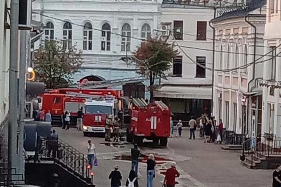 В центре Ярославля горит кафе. ФОТО: Марина Плахтинская